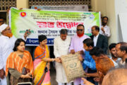 দিনাজপুরে সদর উপজেলায় ক্ষুদ্র এবং প্রান্তিক কৃষকদের মাঝে বিনামূল্যে বীজ ও রাসায়নিক সার বিতরণ