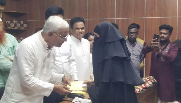 হাকিমপুরে প্রতিবন্ধী ব্যক্তিদের মাঝে অনুদান ও হুইল চেয়ার বিতরণ