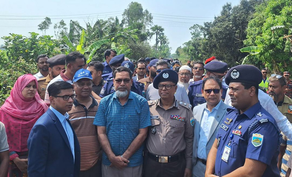 নীলসাগর ট্রেন দুর্ঘটনাস্থল পরিদর্শনে বিভাগীয় কমিশনার ও জেলা প্রশাসক