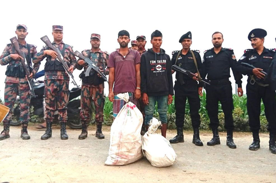 বিরল সীমান্তে বিজিবি ও র‌্যাবের যৌথ অভিযান আসামীসহ বিপুল পরিমাণ ভারতীয় স্কাফ সিরাপ আটক