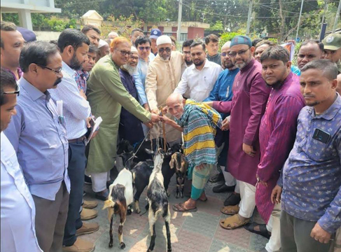 খানসামায় ভিক্ষুক ও সুবিধাভোগিদের মাঝে ছাগলসহ অনুদান বিতরণ