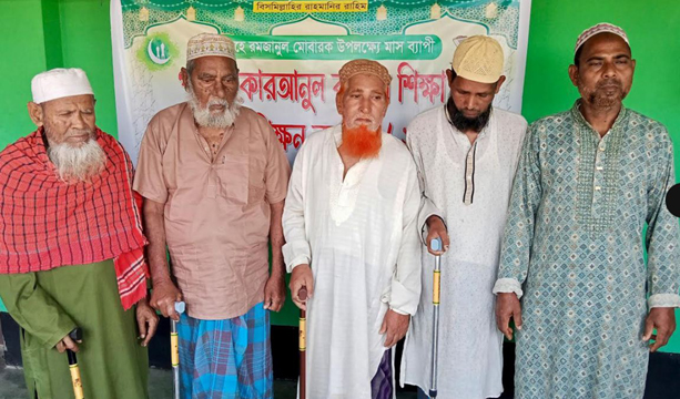 হাকিমপুরে মানব কল্যাণ ফাউন্ডেশনের উদ্যোগে কোরআন মাজিদ ও মুরুব্বিদের লাঠি বিতরণ