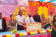 বগুড়ায় গবাদি প্রাণির বীমা করে ক্ষতিপূরণ পেলেন উম্মে সালমা