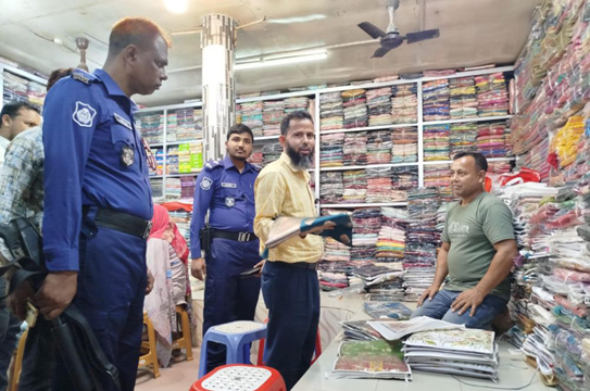 হিলিতে দেশী কাপড় ইন্ডিয়ান বলে বিক্রির দায়ে জরিমানা করেছে ভোক্তা অধিকার সংরক্ষণ