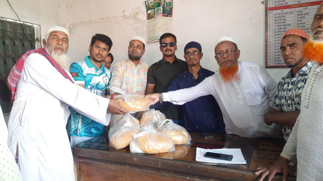 ঈদ উপলক্ষে হিলিতে পরিবহন শ্রমিকদের মাঝে সেমাই চিনি বিতরণ