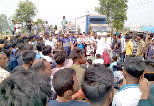 ফুলবাড়ীতে বাসের চাকায় পিষ্ঠ হয়ে পথচারির মৃত্যু,  আড়াই ঘন্টা সড়ক আবরোধ