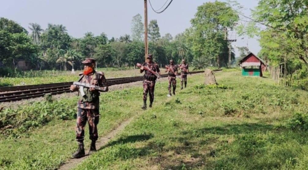ভারতে তেল পাচার রোধে হিলি সীমান্তে বিজিবির সতর্কতা