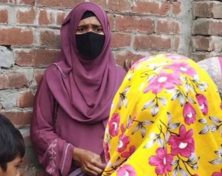 বিয়ের দাবিতে বিরামপুরে কলেজছাত্রীর অনশন, পরিবারের ওপর হামলা; থানায় অভিযোগ 