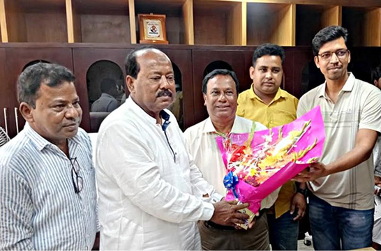 বিরলে নবনিযুক্ত জেলা পরিষদের প্রশাসক এ্যাড. দুলালকে সংবর্ধনা প্রদান