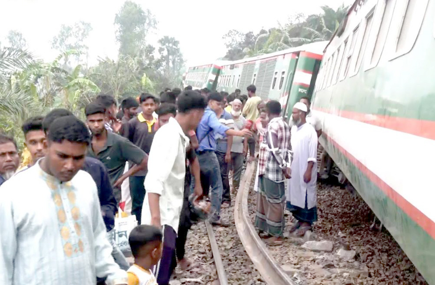 বগুড়ায় নীলসাগর এক্সপ্রেস লাইনচ্যুত, আহত ৫০, ঢাকার সঙ্গে ৮ জেলার ট্রেন চলাচল বন্ধ : আটকা পড়েছে চারটি ট্রেন 