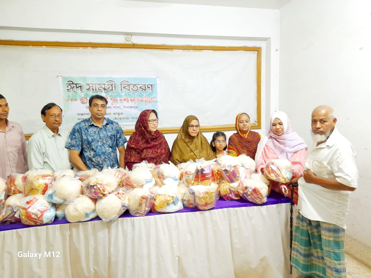 দিনাজপুরে অর্ধশতাধিক অসহায় পরিবারের মাঝে ইফতার সামগ্রী বিতরণ