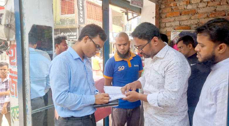ফুলবাড়ীর প্রধান সড়কের পার্শ্বে পণ্য রেখে জনদুর্ভোগ সৃষ্টির অভিযোগে দুই ব্যবসায়ীকে অর্থদন্ড
