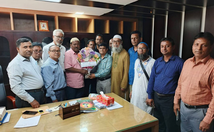 দিনাজপুরে জেলা পরিষদের প্রশাসক এড. দুলালকে আইডিইবি দিনাজপুর জেলা শাখার ফুলেল শুভেচ্ছা প্রদান