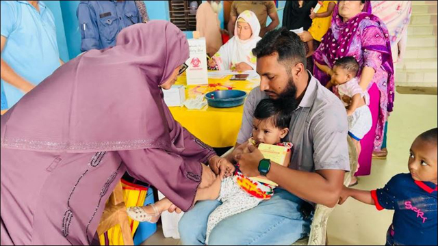 হিলিতে হাম-রুবেলার টিকাদান কর্মসূচির উদ্বোধন