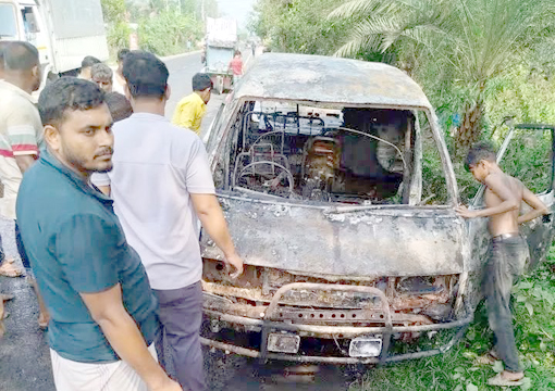 বগুড়ায় তেল নিতে গিয়ে মাইক্রোবাসে আগুন