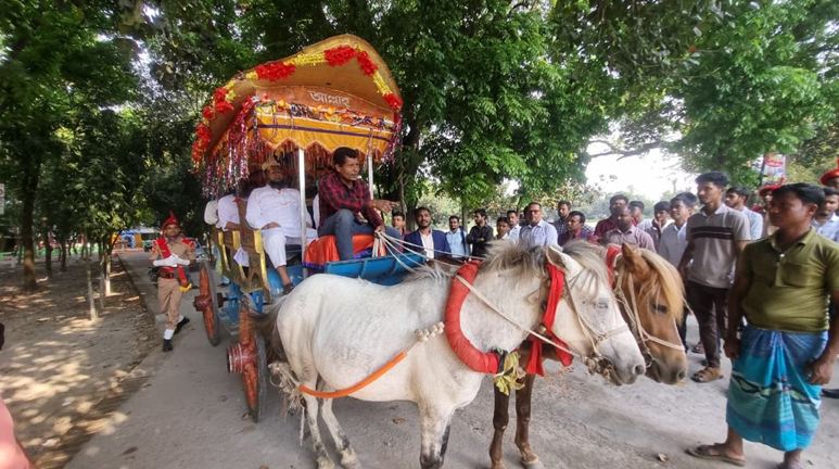 কর্মজীবনের শেষ যাত্রায় ভালোবাসার বহর, ঘোড়ার গাড়িতে ফুলবাড়ী সরকারি কলেজের অধ্যক্ষকে ব্যতিক্রমী বিদায়