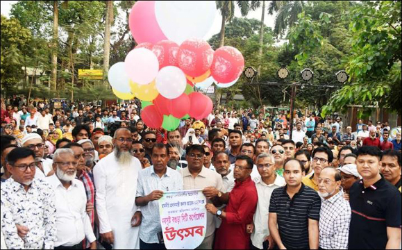 বগুড়া সিটি কর্পোরেশন ঘোষণা প্রধানমন্ত্রীকে কৃতজ্ঞতা জানাতে নেচে গেয়ে আনন্দ শোভাযাত্রা