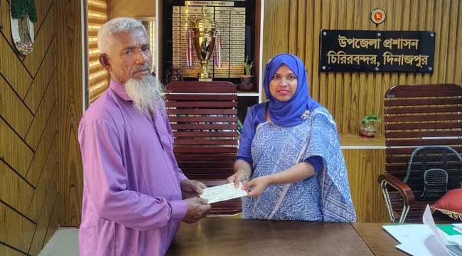চিরিরবন্দরে আগুনে পোড়া ক্ষতিগ্রস্থদের মাঝে উপজেলা প্রশাসনের ত্রান সহায়তা প্রদান