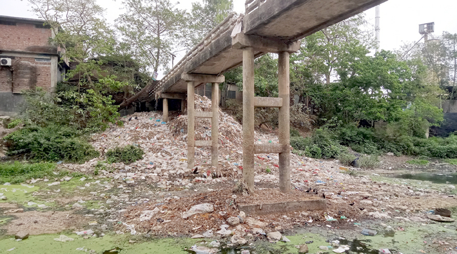 ফুলবাড়ীর ছোট যমুনা নদী এখন পৌরসভার ময়লা-আবর্জনার ভাগাড়