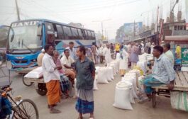 ফুলবাড়ীতে আঞ্চলিক মহাসড়কে অবৈধ হাটবাজার, বাড়ছে দুর্ঘটনা