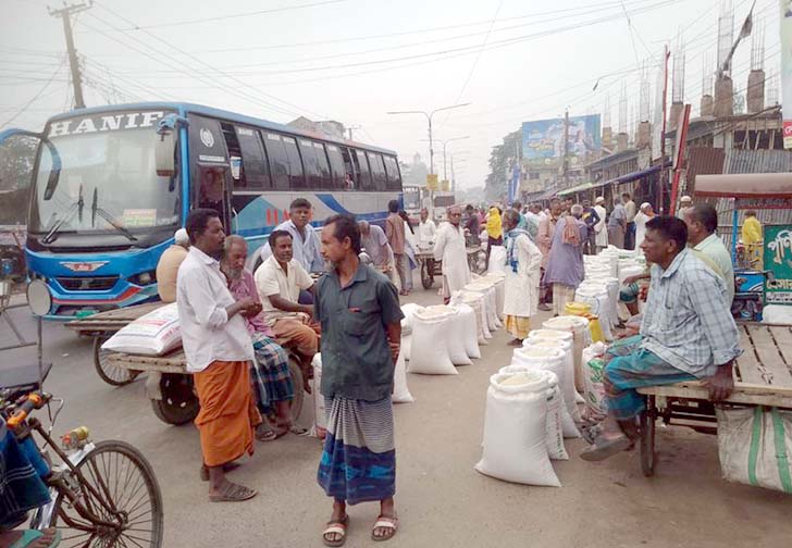 ফুলবাড়ীতে আঞ্চলিক মহাসড়কে অবৈধ হাটবাজার, বাড়ছে দুর্ঘটনা