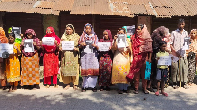 হিলিতে নিখোঁজ মেহের আলীকে উদ্ধারের দাবিতে মানববন্ধন ও সড়ক অবরোধ