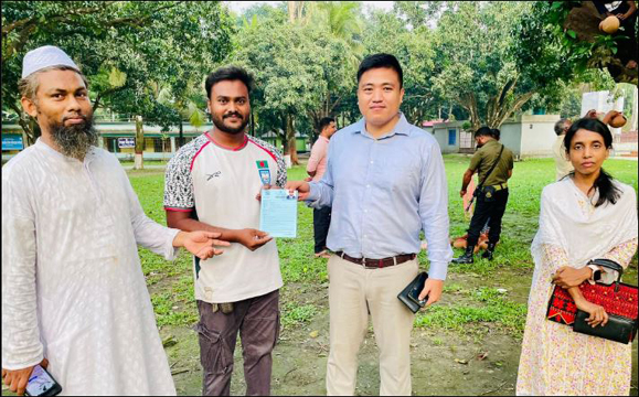 হাকিমপুরে ফুয়েল কার্ড বিতরণ শুরু, ইউএনও কার্যালয়ে সংগ্রহ চলছে