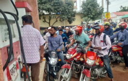 চার ঘণ্টা অপেক্ষার পর ৩০০ টাকার পেট্রল পেলেন পল্লী চিকিৎসক