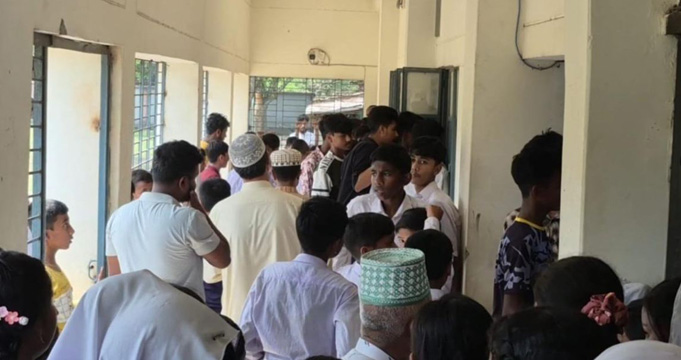 বগুড়ায় চুল ছোট করতে বলায় শিক্ষার্থী ও স্বজনদের হাতে শিক্ষক লাঞ্ছিত
