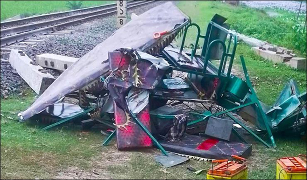 হিলিতে ট্রেনের ধাক্কায় ও অটোরিকশার চালক সহ চার জন আহত