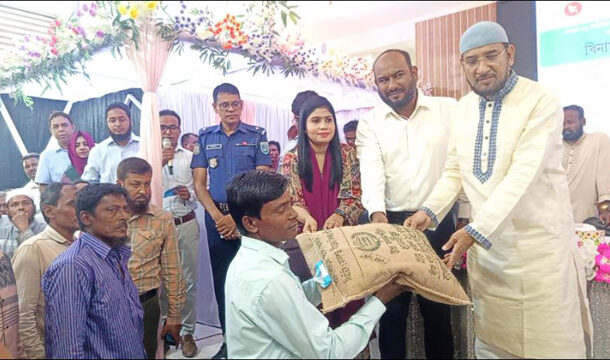 বিরলে অসুস্থদের মাঝে নগদ অর্থ এবং কৃষকের মাঝে ধানের বীজ ও সার বিতরণ