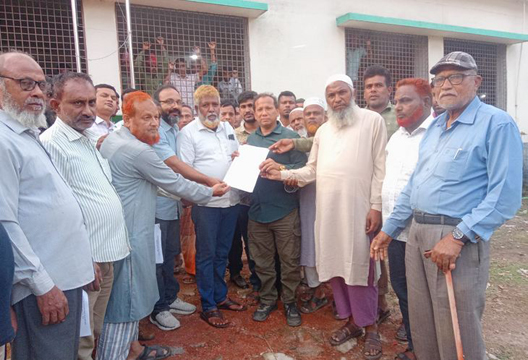 পঞ্চগড়ে বীজ আলুর দর পুনঃ নির্ধারণের দাবিতে বিএডিসি চুক্তিবদ্ধ চাষী ফোরামের স্মারকলিপি প্রদান