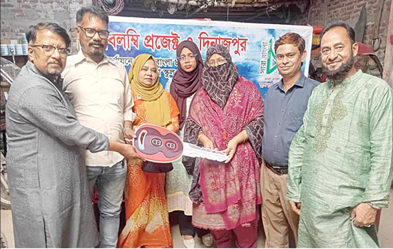 সারা বাংলা’৮৮ ফাউন্ডেশনের উদ্যোগে দিনাজপুরে মরহুম বন্ধুর রিবারকে ইজি বাইক প্রদান