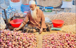 হিলিতে পেঁয়াজের দাম কমেছে ৫-১০ টাকা