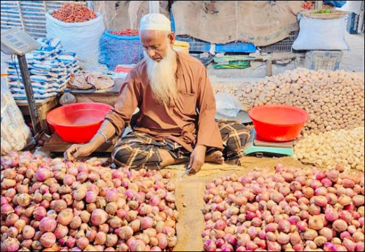 হিলিতে পেঁয়াজের দাম কমেছে ৫-১০ টাকা