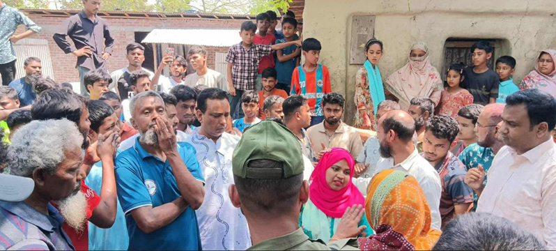 চিরিরবন্দরে ঈদগাহ মাঠ ও স্কুল-মাদরাসায় যাতায়াতের রাস্তা বন্ধ করার প্রতিবাদে এলাকাবাসীর মানববন্ধন