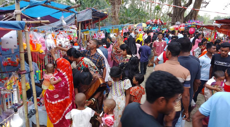 দু’শতাধিক বছরের পুরনো ফুলবাড়ী মহদিপুর শিব-কালী-দুর্গা মন্দির চত্বরের  মন্ডপ মেলায় নর-নারীদের মিলনমেলা