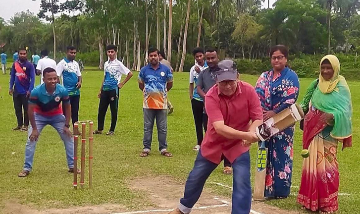 হিলিতে চুড়িপট্টি প্রিমিয়ার লীগ ক্রিকেট টুর্নামেন্টের উদ্বোধন