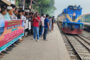 ফুলবাড়ীতে পঞ্চগড় ও কুড়িগ্রাম এক্সপ্রেস ট্রেনের যাত্রা বিরতিসহ ৮ দফা দাবিতে মানববন্ধন