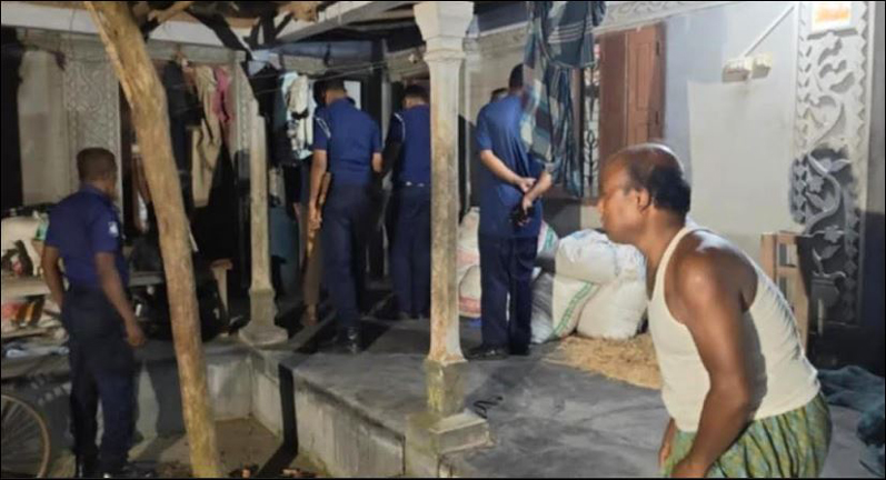 বগুড়ায় মধ্যরাতে ঘরে ঢুকে গৃহবধূকে গলা কেটে হত্যাদ।