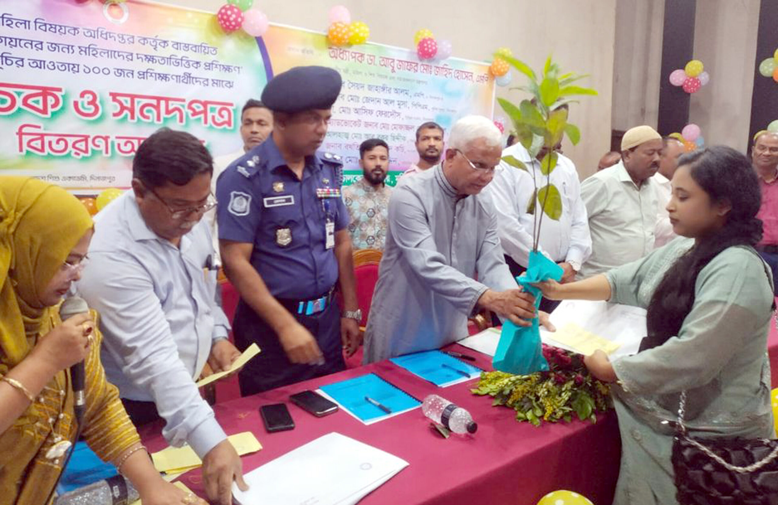 দিনাজপুরে ১০০জন প্রশিক্ষণার্থীর মাঝে চেক ও সনদপত্র বিতরণ করলেন মন্ত্রী ডা. এ.জেড.এম জাহিদ হোসেন