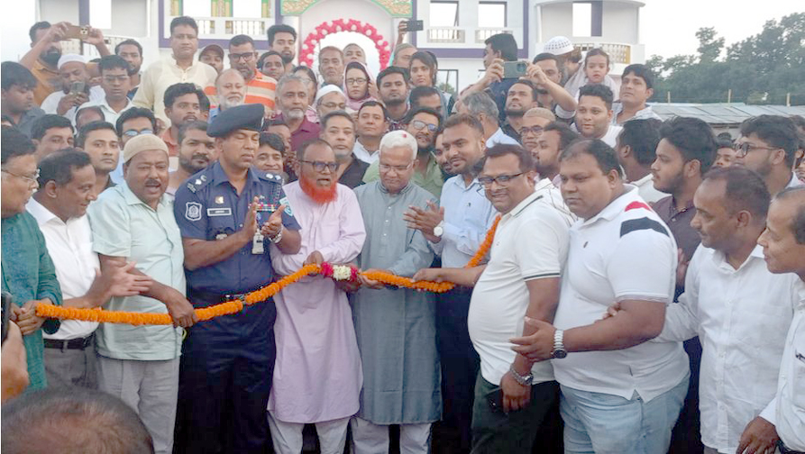 দিনাজপুরে মাসব্যাপী বাণিজ্য মেলার উদ্বোধন করলেন মন্ত্রী ডা. জাহিদ হোসেন