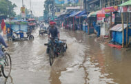 ফুলবাড়ীতে সামান্য বৃষ্টিতে রাস্তায় হাঁটু পানি, দুর্ভোগে পথচারী