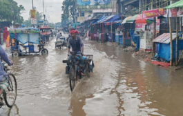 ফুলবাড়ীতে সামান্য বৃষ্টিতে রাস্তায় হাঁটু পানি, দুর্ভোগে পথচারী