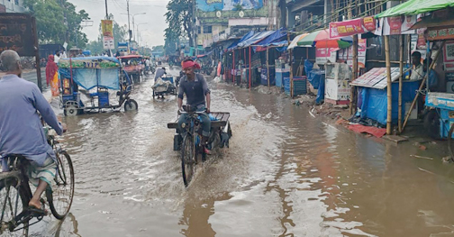 ফুলবাড়ীতে সামান্য বৃষ্টিতে রাস্তায় হাঁটু পানি, দুর্ভোগে পথচারী