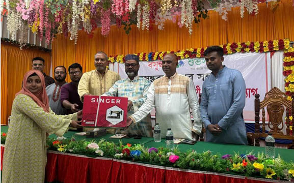আদমদীঘিতে বসুন্ধরা শুভসংঘের দেওয়া সেলাই মেশিনে বদলাবে ২০ পরিবারের জীবন