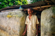 বীরগঞ্জে ৬ ফুটের ঘরে জীবনযুদ্ধ: মানবেতর জীবন কাটাচ্ছেন বৃদ্ধ গনি মিয়া