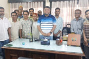 পাঁচবিবির সাবেক ফুটবলাররা জেলা প্রশাসককে ফুল দিয়ে শুভেচ্ছা জানায়