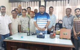 পাঁচবিবির সাবেক ফুটবলাররা জেলা প্রশাসককে ফুল দিয়ে শুভেচ্ছা জানায়