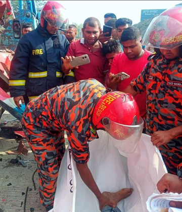 বাসের ধাক্কায় পা হারালেন বাসচালক।আহত ৩